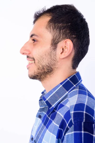 Vista del perfil de primer plano de feliz joven barbudo hipster persa hombre sonriendo — Foto de Stock