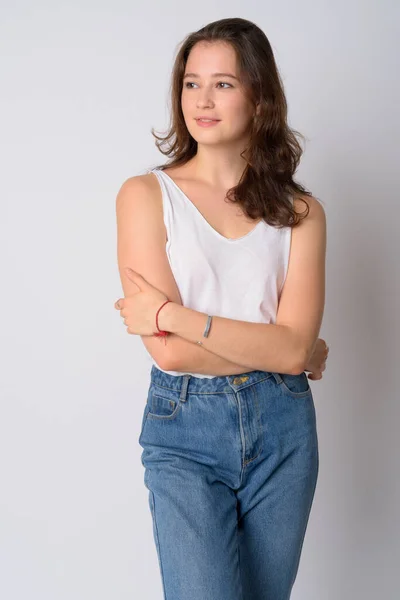 Retrato de feliz jovem bela mulher pensando com os braços cruzados — Fotografia de Stock