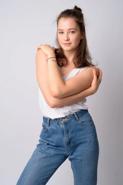 Retrato de jovem mulher bonita abraçando-se — Fotografia de Stock