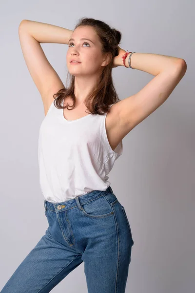 Retrato de una joven hermosa mujer pensando y mirando hacia arriba — Foto de Stock