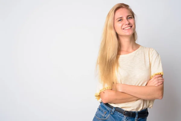 Portret szczęśliwej młodej blond kobiety uśmiechniętej rękami skrzyżowanymi — Zdjęcie stockowe