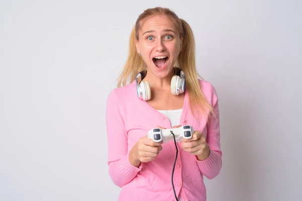 Retrato de feliz jovem loira nerd mulher jogando jogos e ganhando — Fotografia de Stock