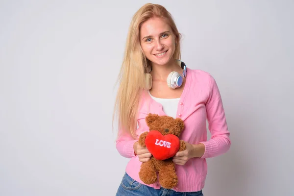 Счастливая молодая блондинка с плюшевым мишкой готова к Дню Святого Валентина — стоковое фото