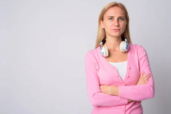 Ritratto di giovane bella donna bionda con le braccia incrociate — Foto Stock