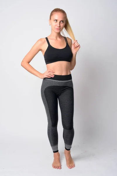 Plan complet du corps de la jeune femme blonde pensant prêt pour la gym — Photo