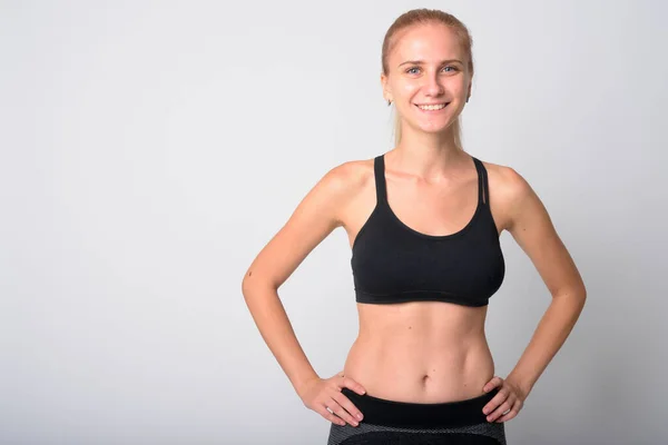 Retrato de la joven rubia feliz sonriendo lista para el gimnasio —  Fotos de Stock