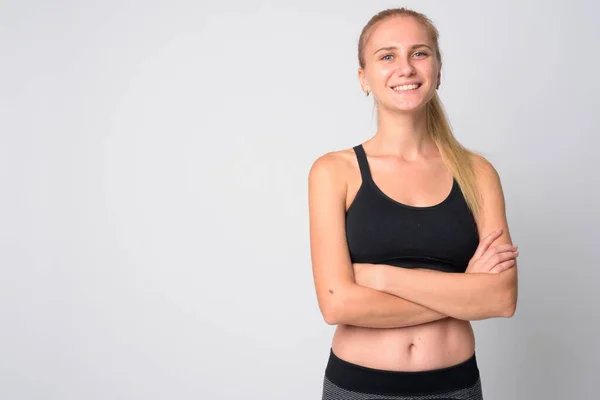 Feliz joven rubia sonriendo con los brazos cruzados listo para el gimnasio —  Fotos de Stock