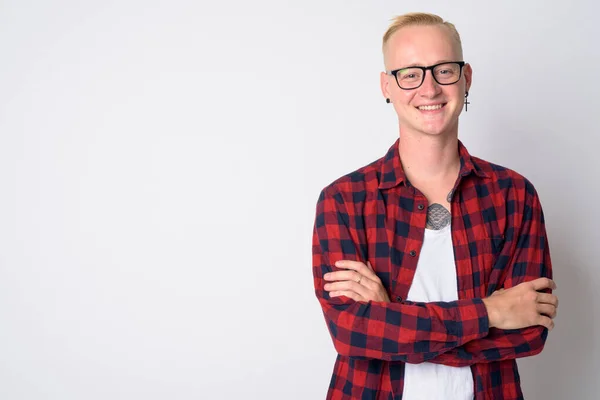 Ritratto di felice giovane uomo hipster biondo sorridente con le braccia incrociate — Foto Stock