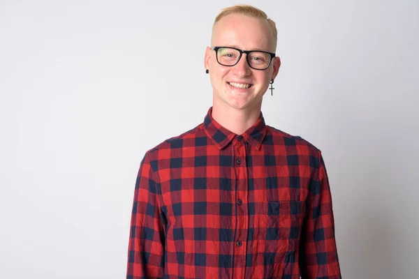 Rosto de feliz jovem loira hipster homem sorrindo para a câmera — Fotografia de Stock