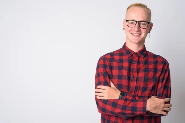 Porträtt av lycklig ung blond hipster man leende med armarna korsade — Stockfoto