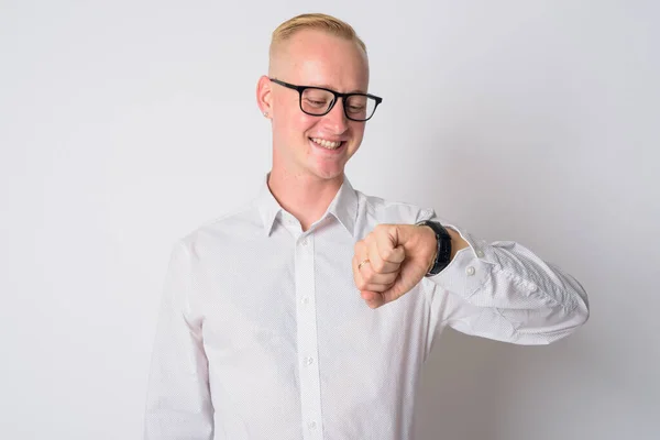 Портрет щасливого молодого блондинки з окулярами перевіряє час — стокове фото
