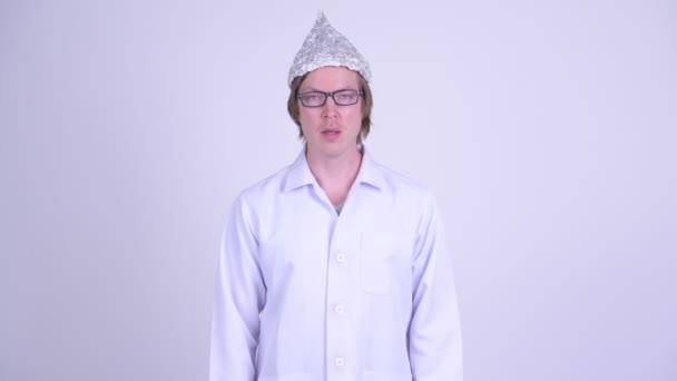 Fiatal ember orvos alufólia kalap magyarázza, mint összeesküvés elmélet koncepció