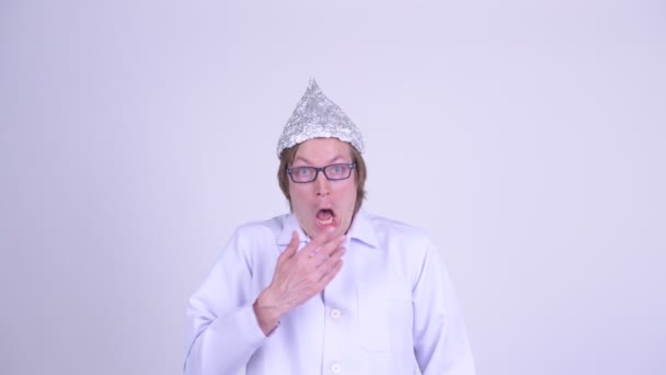 Cara de joven doctor con sombrero de papel de aluminio mirando sorprendido — Vídeos de Stock