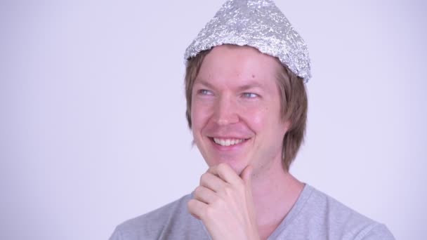 Face of happy young man with tinfoil hat thinking and looking up — Stock Video