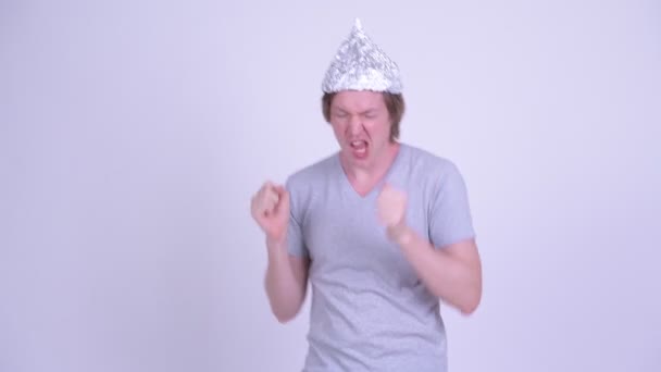 Joven con sombrero de papel de aluminio bailando — Vídeo de stock