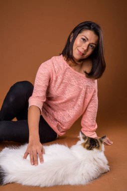 Evcil kedisi olan çok ırklı güzel bir kadının portresi