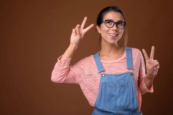 Portret van mooie multi etnische nerd vrouw met bril — Stockfoto