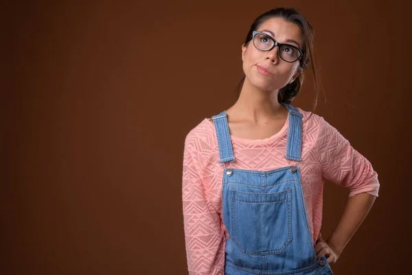 Portrait de belle femme nerd multi ethnique avec des lunettes — Photo