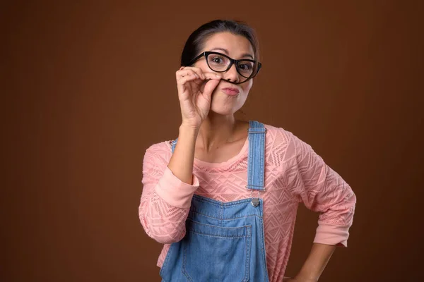 Portret van mooie multi etnische nerd vrouw met bril — Stockfoto