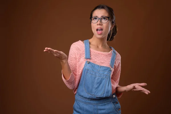 Portret van mooie multi etnische nerd vrouw met bril — Stockfoto