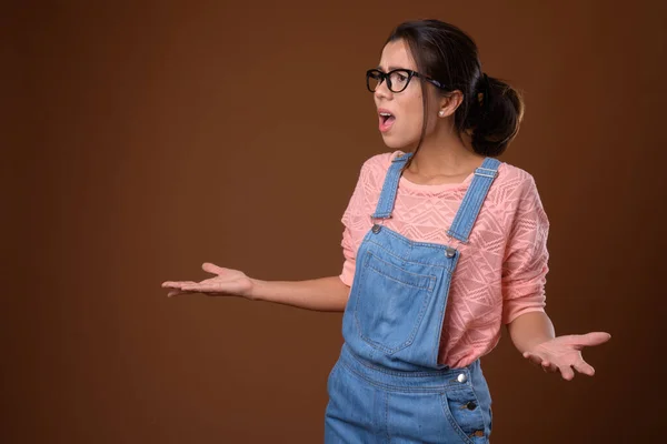 Portret van mooie multi etnische nerd vrouw met bril — Stockfoto