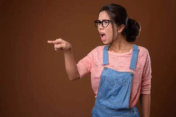 Portret van mooie multi etnische nerd vrouw met bril — Stockfoto