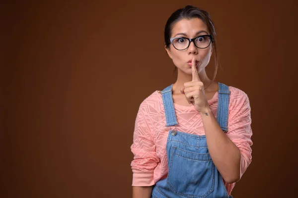 Ritratto di bella donna nerd multietnica con occhiali — Foto Stock