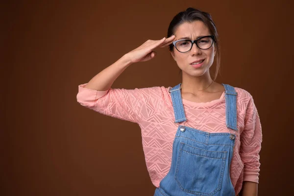 Retrato de bela mulher nerd multi étnica com óculos — Fotografia de Stock