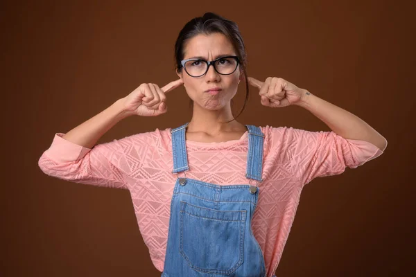 Retrato de bela mulher nerd multi étnica com óculos — Fotografia de Stock