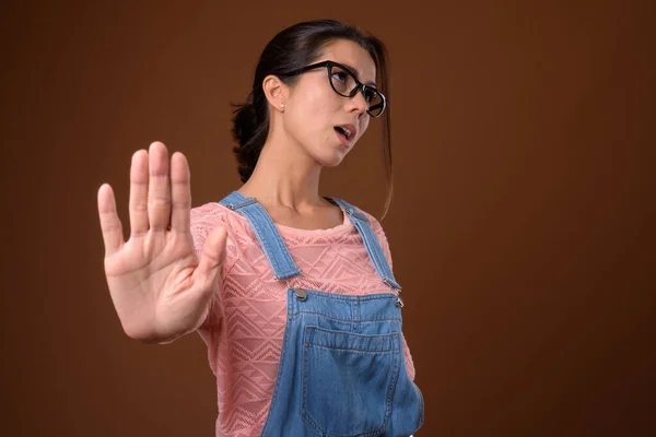 Ritratto di bella donna nerd multietnica con occhiali — Foto Stock