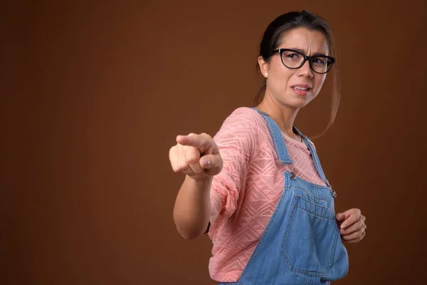 Retrato de bela mulher nerd multi étnica com óculos — Fotografia de Stock