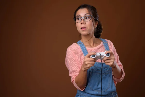 Portrait of beautiful multi ethnic nerd woman playing games — ストック写真