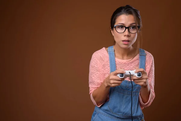 Portret van mooie multi etnische nerd vrouw spelen spellen — Stockfoto