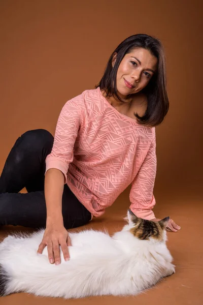 Портрет красивой многонациональной женщины с домашним котом — стоковое фото