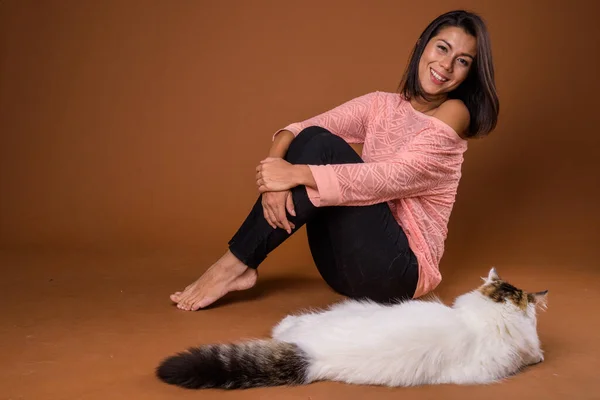 Portrait of beautiful multi ethnic woman with pet cat — ストック写真