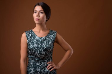 Saçları birbirine bağlı çok ırklı güzel bir iş kadınının portresi