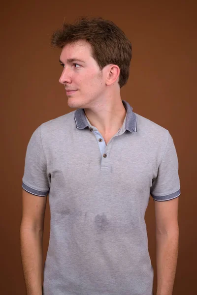 Vista del perfil de un joven guapo con camisa gris — Foto de Stock