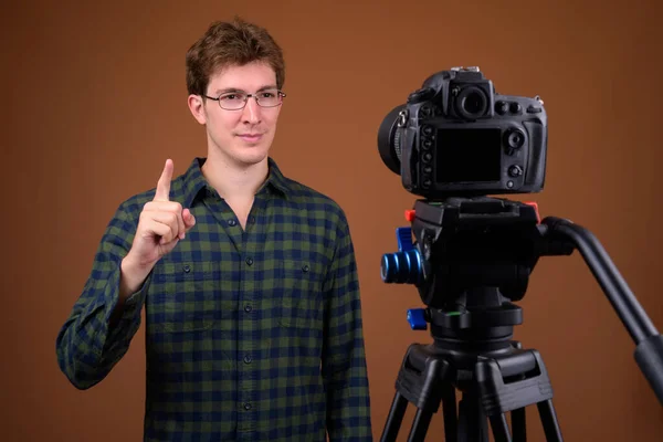 Retrato de jovem hipster bonito vlogging homem com câmera — Fotografia de Stock