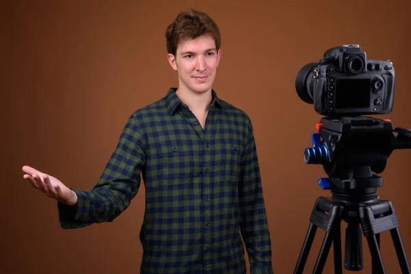 Retrato de jovem hipster bonito vlogging homem com câmera — Fotografia de Stock