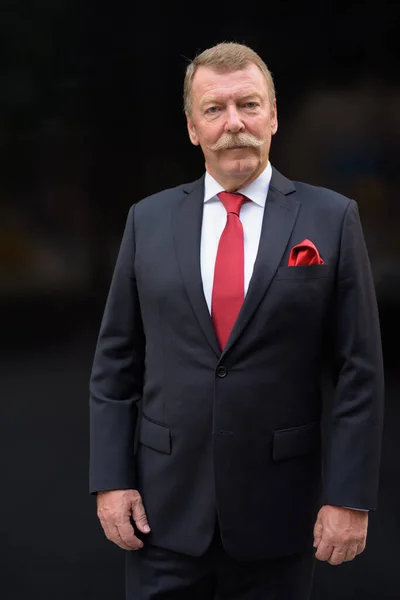 Snygg affärsman med mustasch utforska staden — Stockfoto