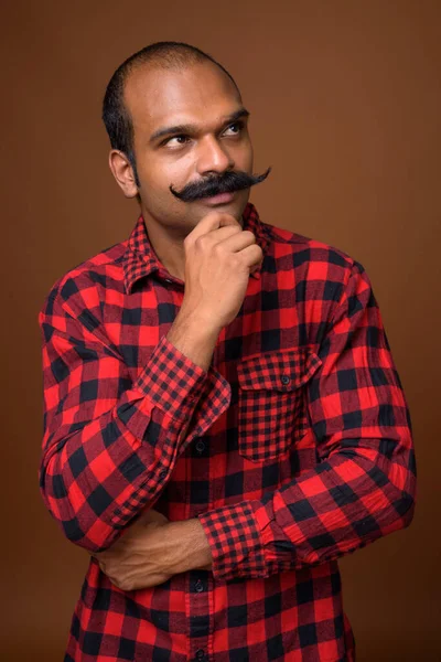 Portrét indického hipsterského muže s knírkem — Stock fotografie