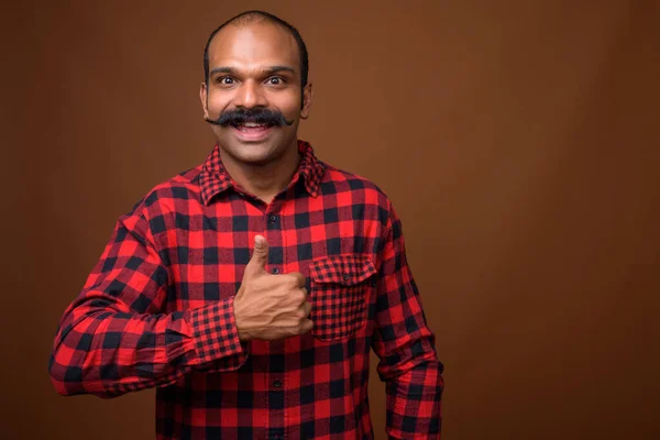 Retrato de homem hipster indiano feliz com bigode — Fotografia de Stock