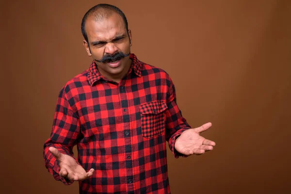 Portrait de l'homme hipster indien avec moustache — Photo