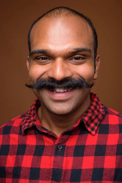 Cara de hombre hipster indio feliz con bigote — Foto de Stock