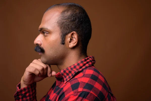 Szoros profil kilátás indiai hipster férfi bajusszal — Stock Fotó