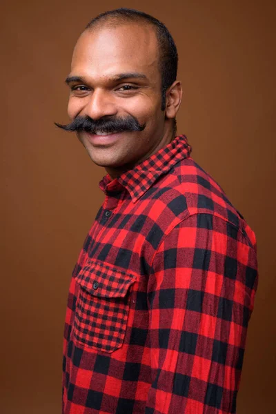 Retrato de homem hipster indiano feliz com bigode — Fotografia de Stock