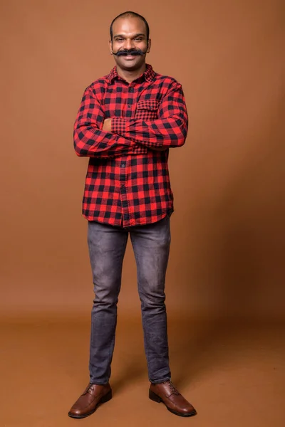 Helkroppsbild av glad indisk hipster man med mustasch — Stockfoto