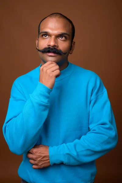 Porträt eines indischen Mannes mit Schnurrbart und blauem Pullover — Stockfoto