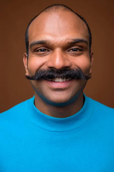 Cara de hombre indio feliz con bigote usando suéter azul —  Fotos de Stock