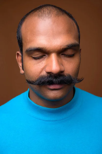 Обличчя індійського чоловіка з вусами в синьому светрі. — стокове фото